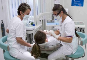 Das Praxisteam von Dr. Ahrendt bei der Behandlung einer Patientin