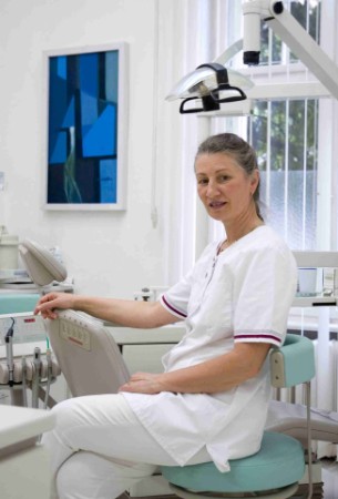 Dr. med. dent. Bettina Ahrendt im Behandlungszimmer